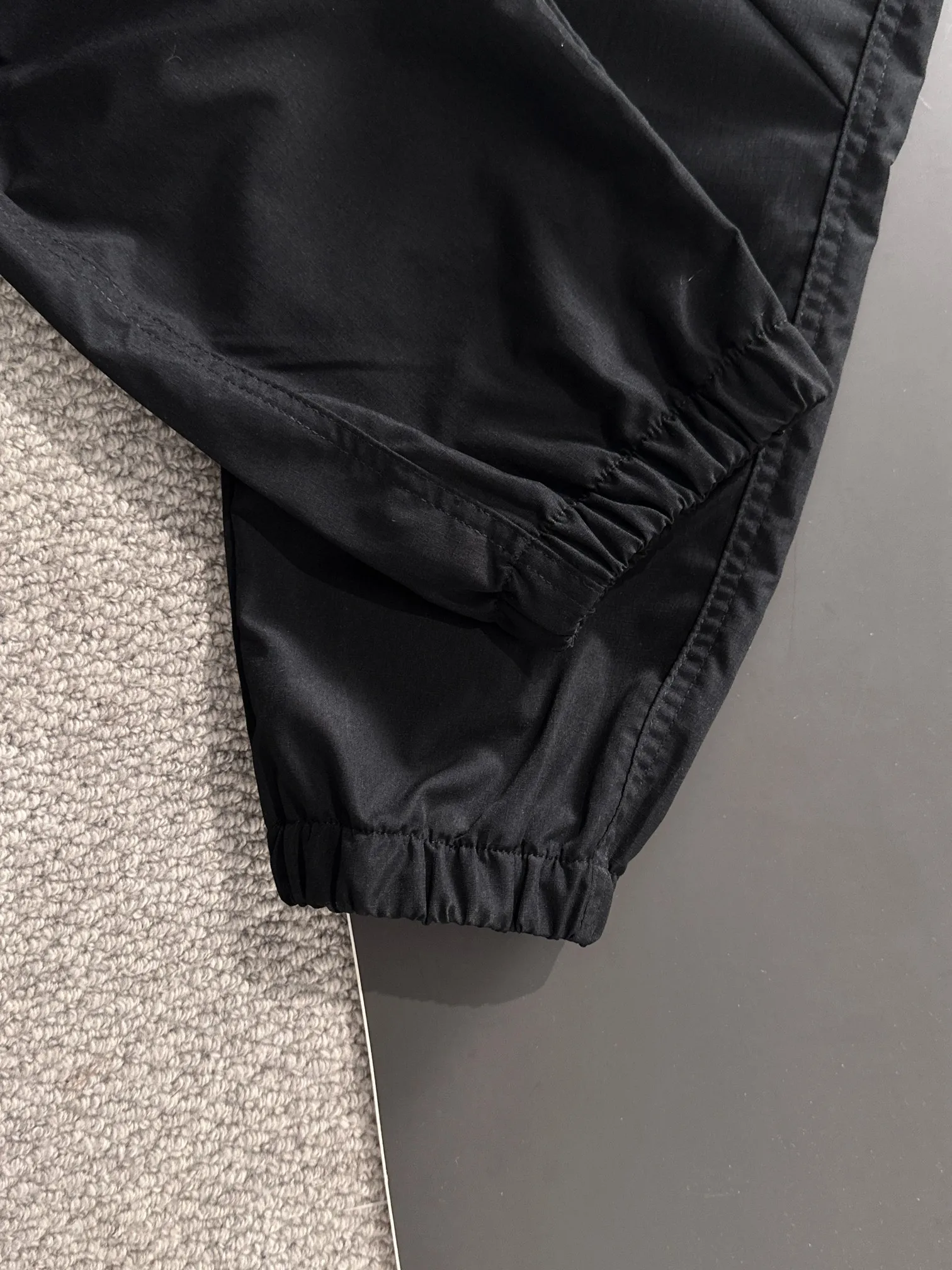 🅿️400 shipped next day Stone lsland/stone island 2025 spring and summer new elastic band casual solid color leggings trousers, trousers hem with two needle stitches, fine and firm stitching, counter-customized fabrics with high breathability and comfort, impeccable details, brand element design concept, reflecting high quality. It feels delicate and soft! It presents a casual cut and the upper body shape is great! Size: M-3XXL